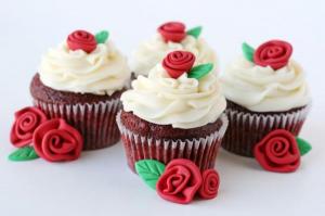 Cupcake de Chocolate com Cobertura de Chantily e Decoração de Botão de Rosa Vermelha com Folinha