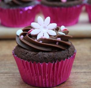 Cupcake de Chocolate com Cobertura de Chocolate e Decoração de Florzinha Rosa com Confeitos