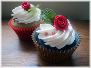 Cupcake de Chocolate e Baunilha com Cobertura de Chantilly com Decoração de Rosa em Pasta American