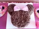 Bolo da Minnie com Formato do Rosto em Chantily com Cobertura de Raspa de Chocolate