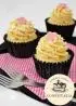 Cupcake com cobertura de Chantilly com Doce de Leite e Confeitos com Coração em Pasta Americana - 