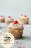 Cupcake com cobertura de Chantilly Rosa com Confeitos Coloridos e Cereja - Essence Candy