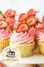 Cupcake com cobertura de Chantilly Rosa com Morango - Essence Candy