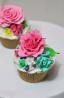 Cupcake de Baunilha com Cobertura de Chantilly com Decoração de Flores em Pasta Americana