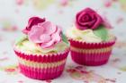 Cupcake de Baunilha com Cobertura de Chantilly e Decoração de Flor e Rosa em Pasta Americana