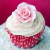 Cupcake de Baunilha de Cobertura de Chantilly e Decoração de Rosa em Pasta Americana e Confeitos