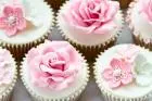 Cupcake de Baunilha Recheado com Decoração de Flores para Batizado e Casamento