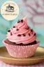 Cupcake de Chocolate com Chantilly Rosa e Confeitos de Estrela - Essence Candy