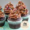 Cupcake de Chocolate com Cobertura de Chocolate e Granulado Colorido - Essence Candy