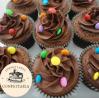 Cupcake de Chocolate com Cobertura de Chocolate e M&M's de Decoração - Essence Candy