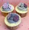 Cupcake de Chocolate com Cobertura de Chantilly com Decoração de Flor em Pasta Americana