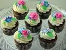 Cupcake de Chocolate com Cobertura de Chantilly e Decoração de Flores em Pasta Americana