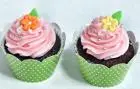 Cupcake de Chocolate, Recheado com Cobertura de Chantilly Rosa e Decorado com Florzinhas em Pasta Am