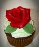 Cupcake de Chocolate Recheado e com Decoração de Chantilly com sabor de Hortelá e Botão de Rosa 