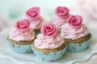 Cupcake de Massa Branca com Cobertura de Chantily Rosa Decorado com Botão de Rosa em Pasta American
