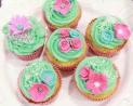 Cupcake de Massa Branca com Cobertura de Chantily Verde Claro Decorado com Confeito e Flores Rosa e 
