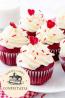 Cupcake Red Velvet com Cobertura de Chantilly com Confeitos e Coração de Pasta Americana - Essence
