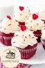 Cupcake Red Velvet com cobertura de Chantilly com Confeitos e Coração de Pasta Americana - Essence