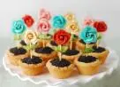 Cupcake Rústico em Formato de Vaso, Recheado com Cobertura de Granulado e Flor Decorativa