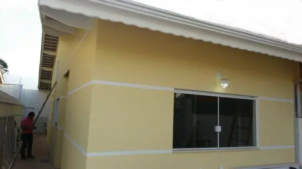 Casa Térrea com excelente acabamento e bem arejada