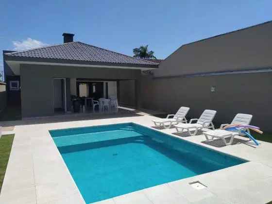Linda casa com piscina em Caioba - Matinhos/PR