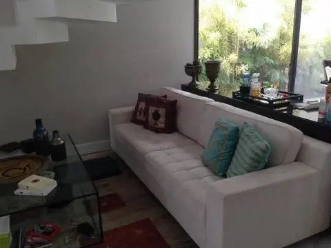 Casa em condomínio fechado com 4 suítes.
