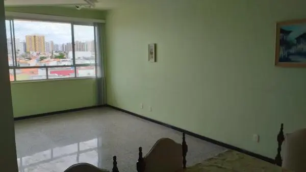Apartamento de 126m2 com piso todo em granito e com móveis embutidos.