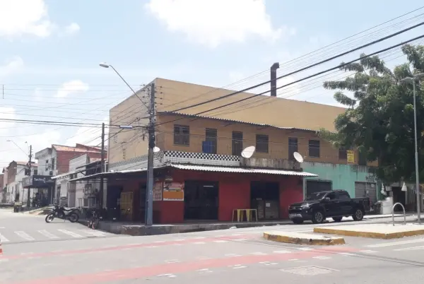 Aluga-se Excelente ponto comercial duplex com área total de 450m2 no Quintino Cunha