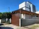 Alugo casa com 3 quartos e 2 banheiros.