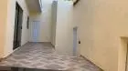 Alugo casa nas Pitangueiras com varanda frontal e quintal fundos.