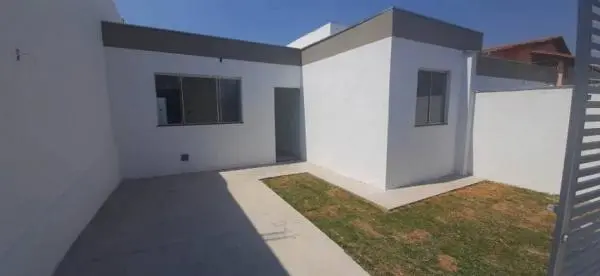 Linda Casa Plana de 3 Quartos com Suíte com 156m2 em Venda Nova.