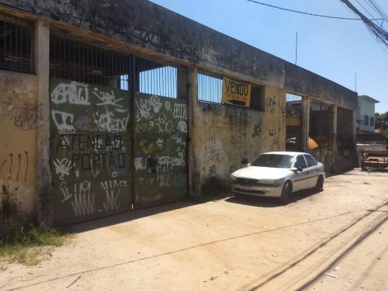 Vendo dois terrenos em área disputada na Av Brasil