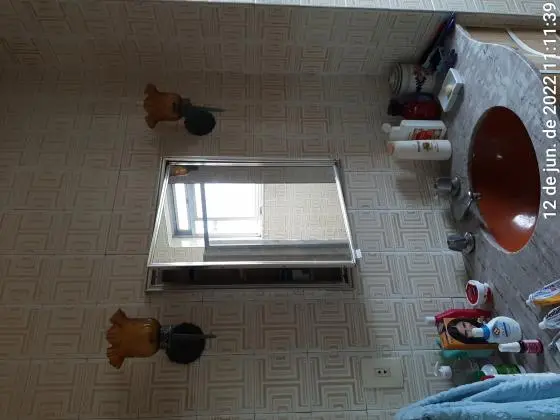 Apto térreo em prédio de dois pavimentos, com garagem privativa e sem condomínio. Rua Miguel Fern