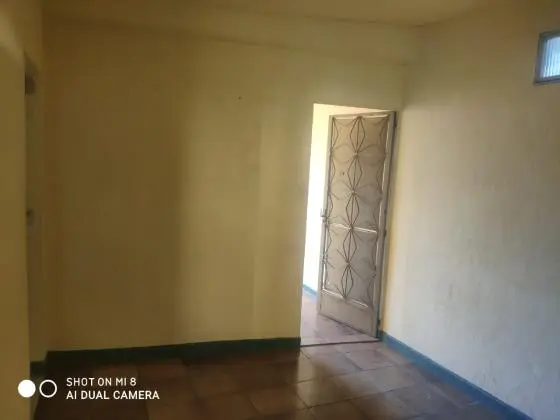 Quitinete simples, em condomínio de casas fechado e vaga de garagem em Cascadura-Rio de Janeiro-RJ
