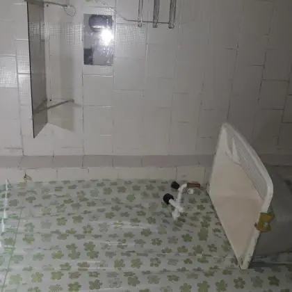Quitinete simples, em condomínio de casas fechado e vaga de garagem em Cascadura, Rua Padre Telêma