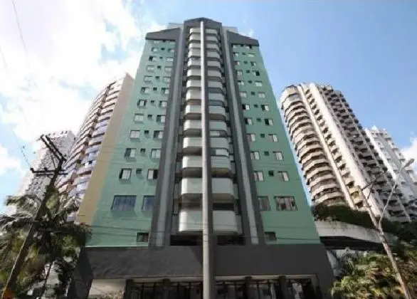 Apartamento em Linda Rua Arborizada.