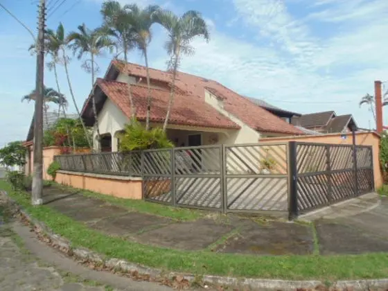 Casa Assobradada, 4 Dts, Varanda Gourmet, Piscina, Amplo quintal - 250mts da Praia