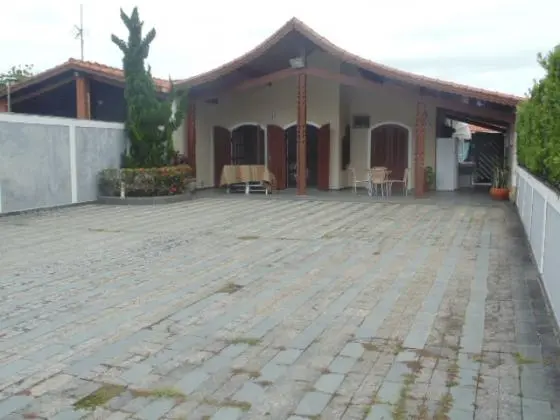 Casa Edificada em 3 Lotes, Piscina - 300mts da Praia