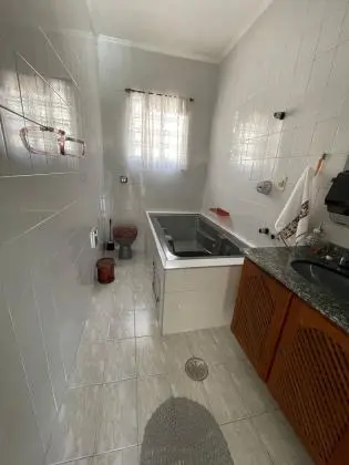 Sobrado com uma ampla e linda suíte mais 2 dormitórios, duas grandes varandas, área gourmet, gara