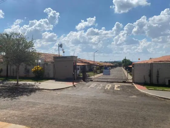 Vendo ou Alugo Casa em Condomínio, Jardim Gardênia, 03 quartos
