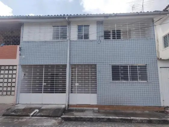 Vende-se excelente casa em Casa Forte (Poço da Panela)