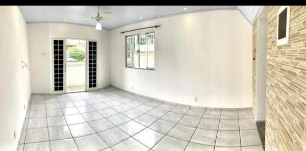 Vendo casa frente de rua em Anchieta