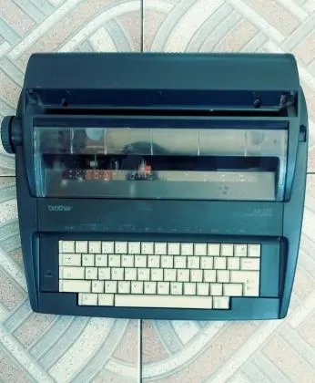 Vendo Máquina de Escrever Elétrica Seminova