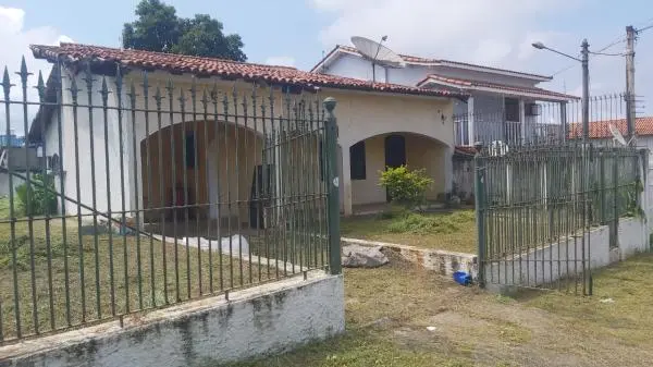 CASA COM PISCINA EM SANTA CRUZ