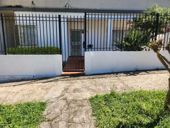 Vendo casa 3 dormitórios, 222m2, com sala conjugada, pátio e garagem fechada, bem localizada!