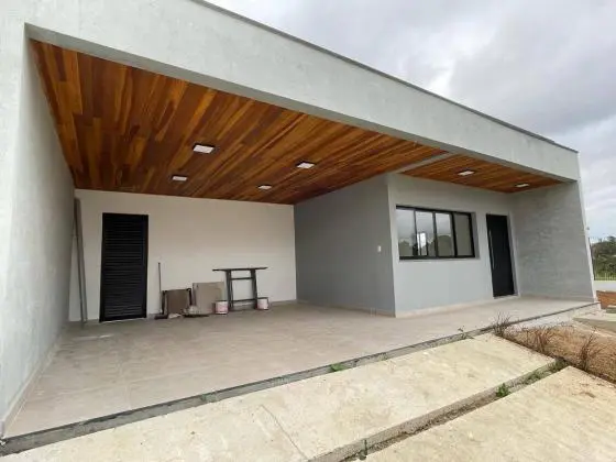 Linda Casa no Condomonio Santa Monica