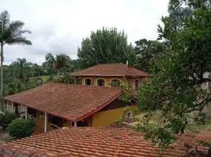 Atibaia, Chácara 930m2, 3 dmts, 1 ste, 450mil.