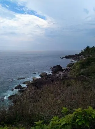 Ilhabela 4.000m2 casa simples vista e acesso ao mar 54m frente avenida