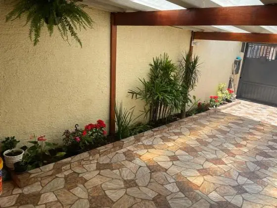 LINDO SOBRADO 2 SUITES, 2 VAGAS DE GARAGEM