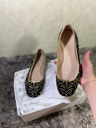 Sapatilha Bordada Valentina Preto e Dourada nº 35